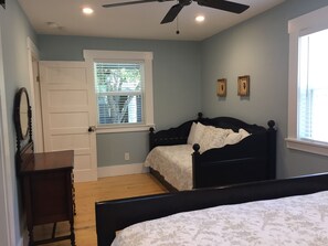 3 Schlafzimmer, Betten mit Memory-Foam-Matratzen, Schreibtisch