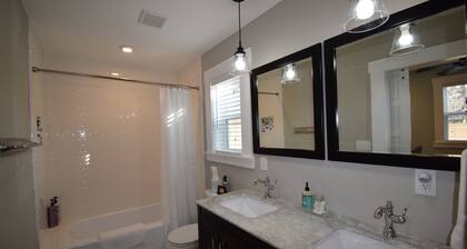 Hirschbach Haus- Renovated 1936 Farmhouse 1 Mile S of Main St on 1 Private Acre