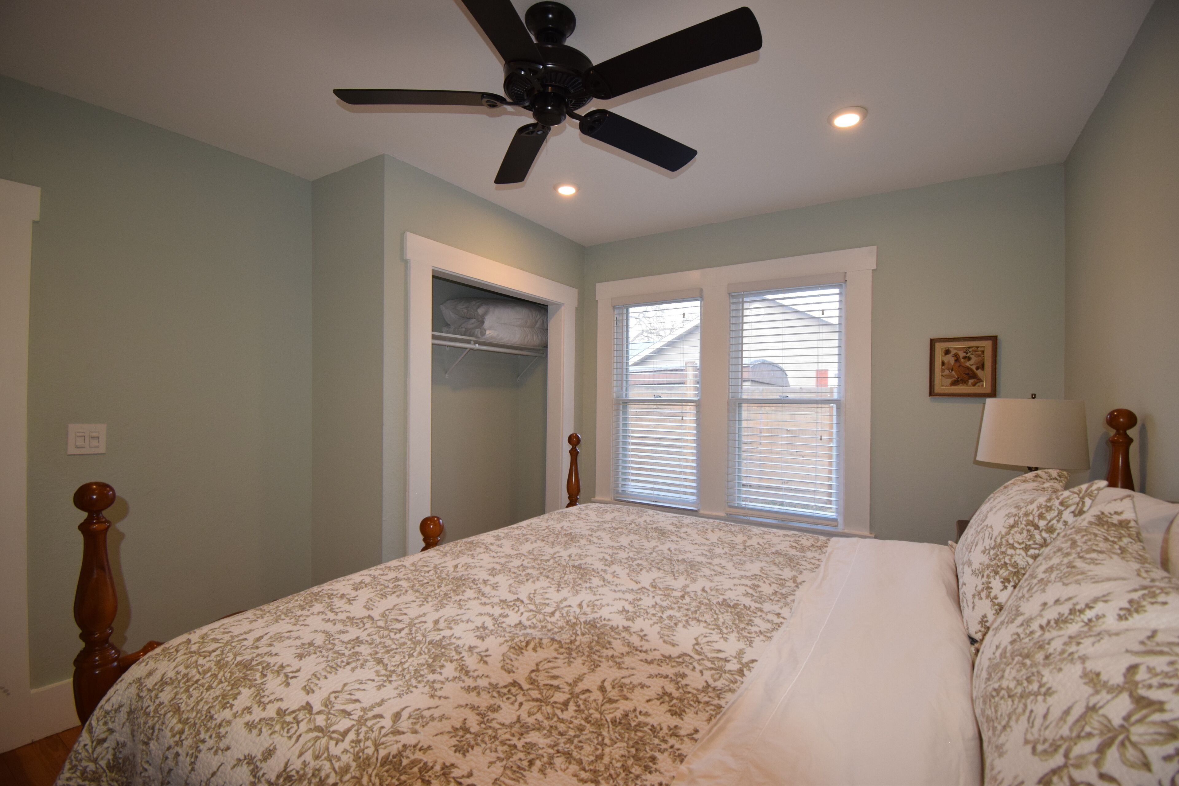 3 間睡房、記憶棉床墊、書桌、熨斗/熨衫板