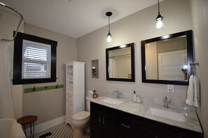 Ducha y bañera combinadas, secador de pelo, toallas y jabón