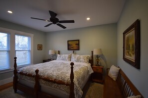 3 makuuhuonetta, memory foam -patjalliset sängyt, työpöytä