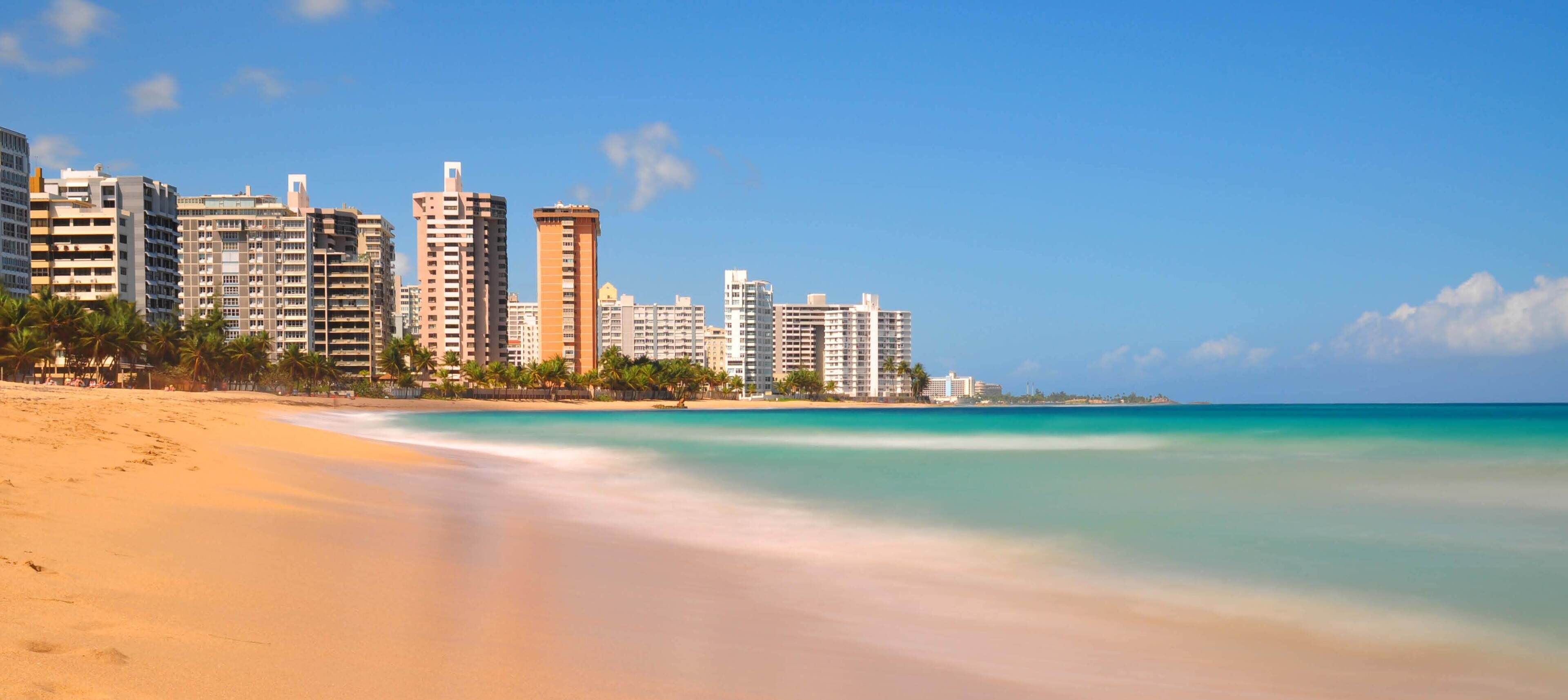 En la playa, camastros y toallas de playa 