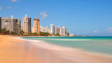 En la playa, camastros y toallas de playa