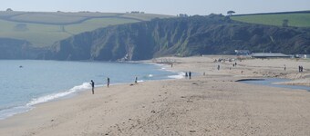 Luxurious Cornish Holiday let, 4 min stroll to Pentewan beach, village setting.