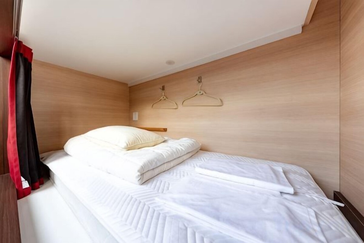 Caja de seguridad en la habitación y tabla de planchar con plancha 