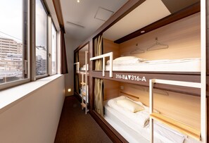 Private Room for 4 People Mixed, Shared Bathroom  | In-room safe, iron/ironing board, free WiFi, bed sheets - bnb+ Tsuruhashi - Hostel (Osaka)