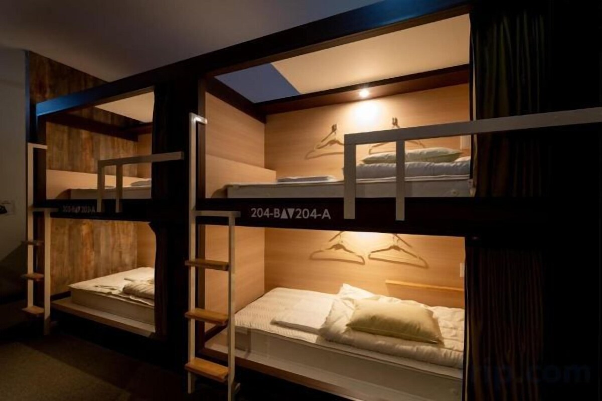 Brankas, setrika/meja setrika, Wi-Fi gratis, dan seprai linen