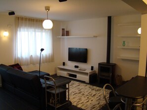 Televisión, chimenea, reproductor de DVD, estéreo