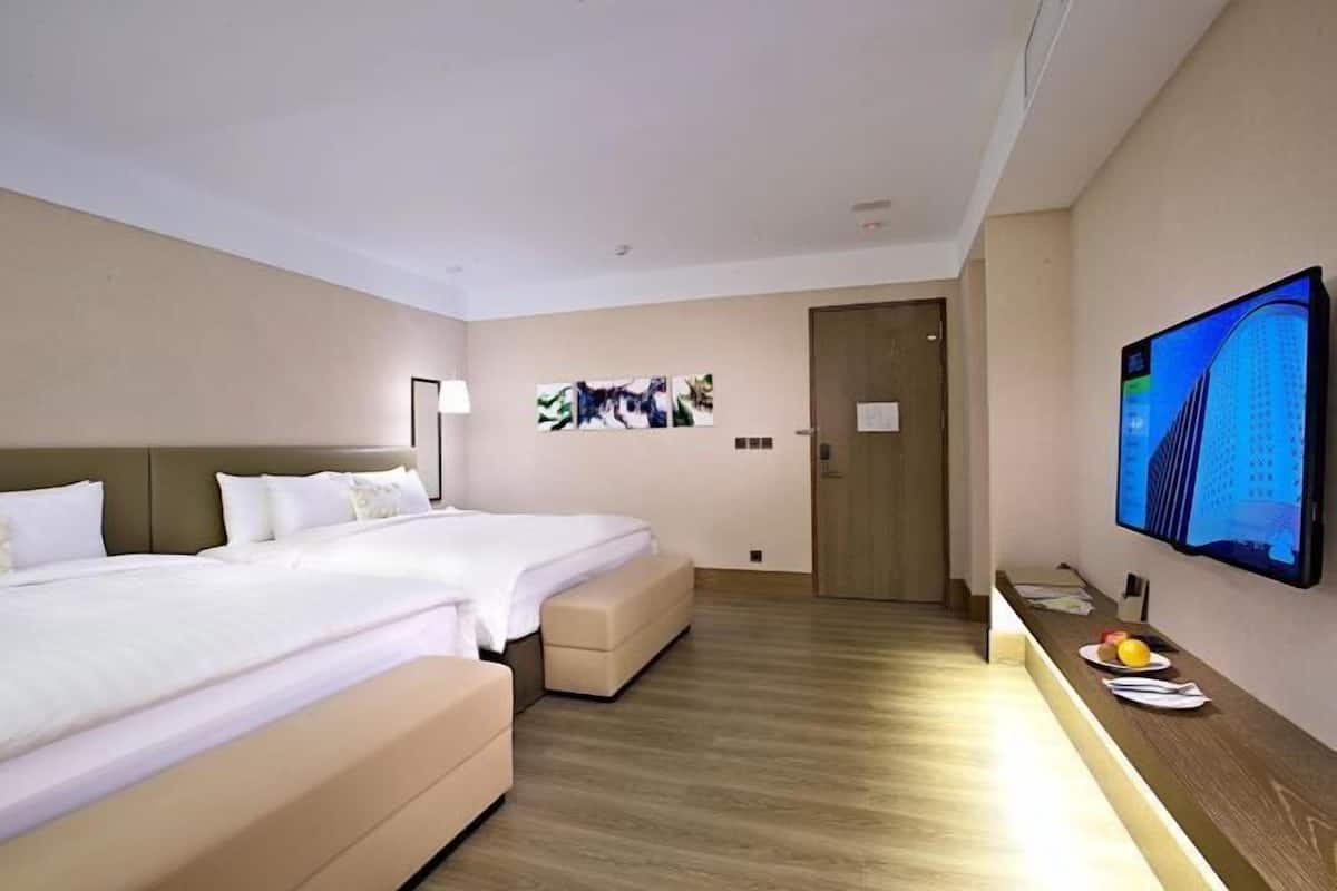 1 bedroom, premium bedding, down comforters, in-room safe