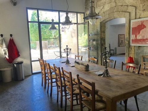 Maison de caractère du 17ème dans le centre du village avec piscine