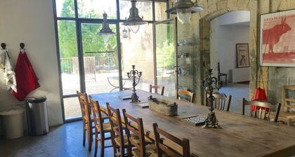 Maison de caractĂšre du 17Ăšme dans le centre du village avec piscine