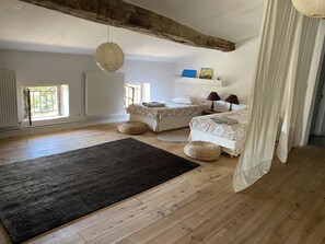 5 camere, una scrivania, ferro/asse da stiro, culla da viaggio