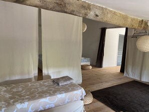 5 bedrooms, desk, iron/ironing board, travel cot