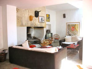 TV, caminetto, lettore DVD, tavolo da calcetto