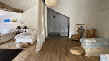 5 slaapkamers, een bureau, een strijkplank/strijkijzer, reisbedje