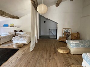 5 bedrooms, desk, iron/ironing board, travel crib