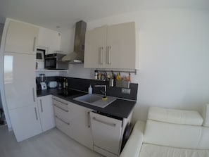 Een koelkast, een microgolfoven, een oven, een kookplaat