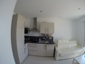 Réfrigérateur, micro-ondes, four, plaque de cuisson