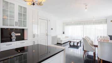 Geladeira, micro-ondas, fogão, cooktop
