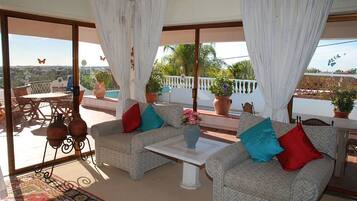 Fernseher, Bücher, Stereoanlage