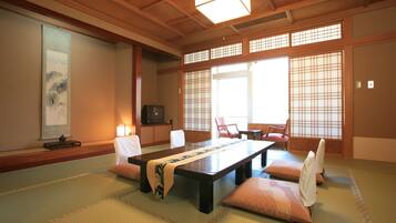 Family Room | In-room safe, desk, free WiFi