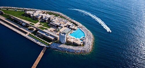 Fully Rental  Licensed, superbly Equipped Villa - Bar, Pool & Sea Views, Wifi.