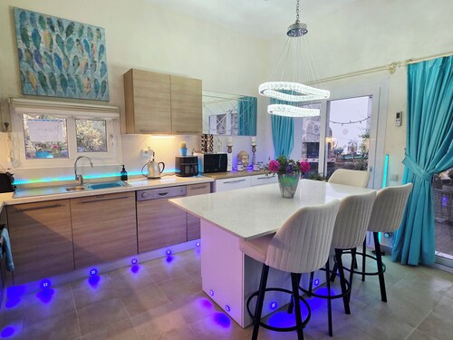 Hervorragend ausgestattet, Villa mit Bar, eigener Pool- und Meerblick, WLAN. 