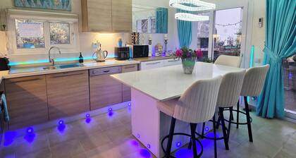 Hervorragend ausgestattet, Villa mit Bar, eigener Pool- und Meerblick, WLAN.