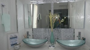 Combined shower/tub, hair dryer, bidet, towels