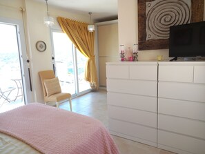 3 bedrooms, in-room safe, iron/ironing board, travel cot
