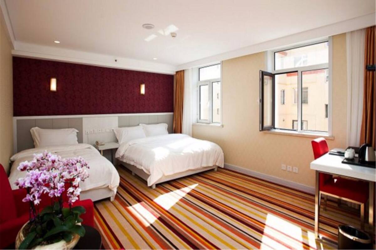 Quarto família | Escrivaninha, cortinas blackout, ferros/tábuas de passar roupa