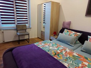 2 habitaciones, tabla de planchar con plancha y cuna de viaje 