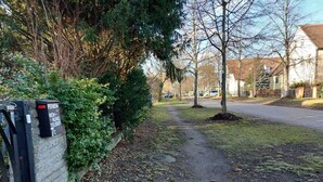 A pathway leading to a gated entrance with a sign indicating a 7C parking area. - Beautiful apartment in Berlin-Mahlsdorf (Berlin)