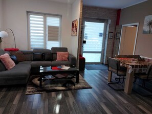 Una televisión, un reproductor de DVD, libros