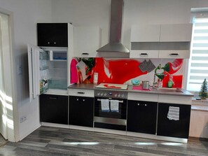 Frigorífico, microondas, horno y placa de cocina