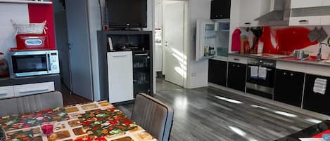 Refrigerador, microondas, horno y parrilla de estufa
