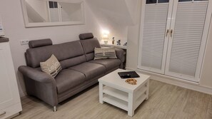 Smart TV, DVD player, books, stereo