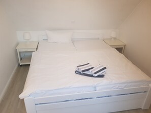 2 dormitorios, caja fuerte, tabla de planchar con plancha