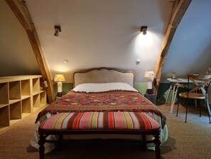 2 bedrooms, desk, iron/ironing board, WiFi