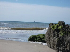Una playa cerca, sillas reclinables de playa