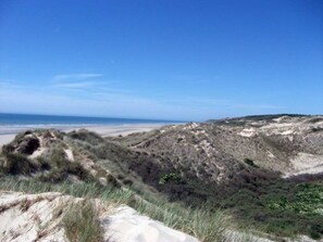 Una playa cerca, sillas reclinables de playa