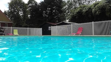 Een buitenzwembad, een verwarmd zwembad