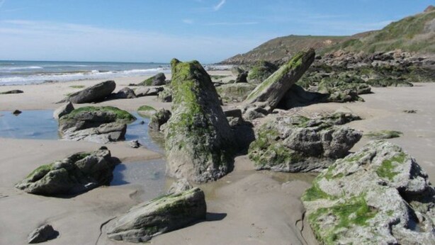 A rocky beach with large boulders and a clear sky. - NEW .. Charming duplex T2 with pool and tennis (Neufchâtel-Hardelot)