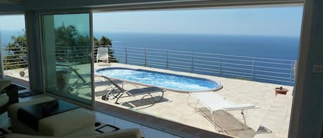 Una piscina al aire libre, una piscina climatizada