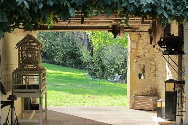 passage vers le jardin privé du gîte