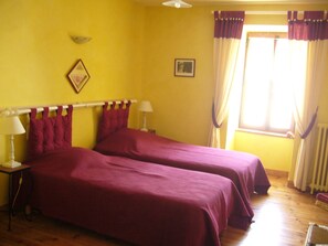 3 Schlafzimmer, Schreibtisch, Bügeleisen/Bügelbrett, Reisekinderbett