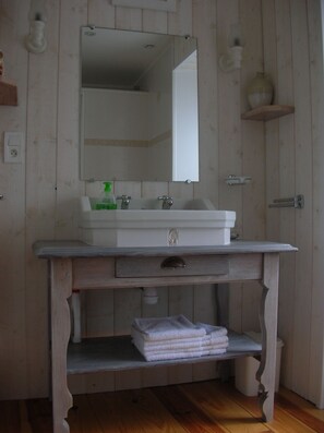 Dusche, Haartrockner, Handtücher, Toilettenpapier