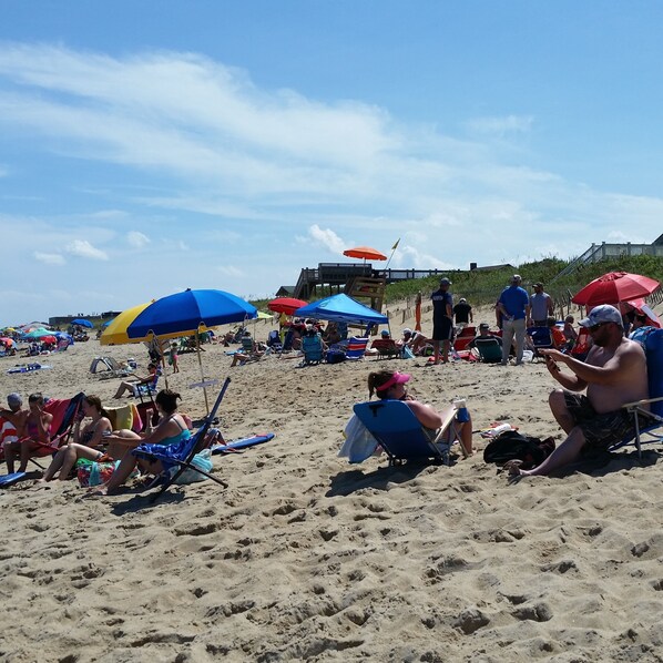 En la playa y toallas de playa 