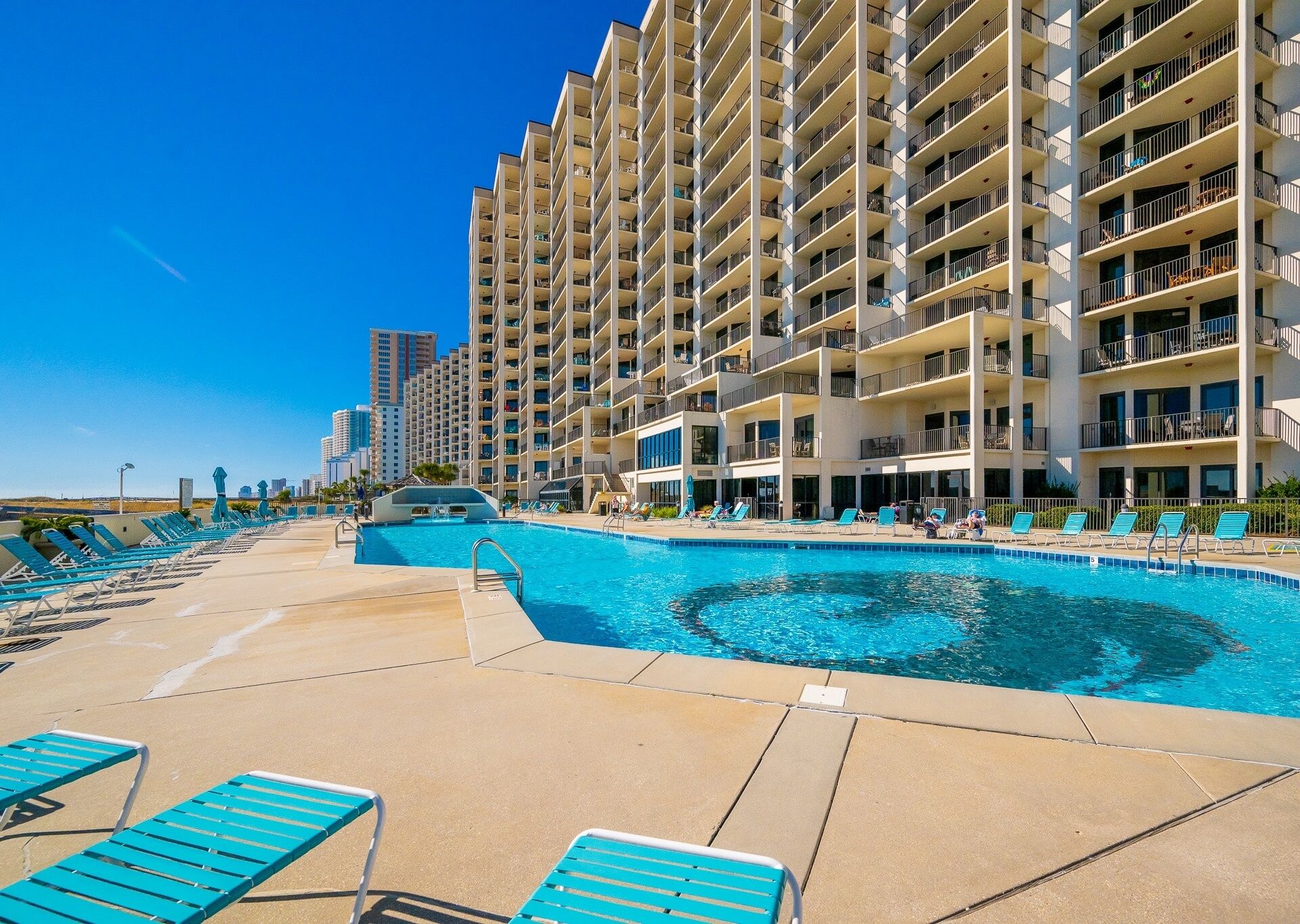 Alberca techada y alberca al aire libre