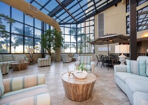 Smart TV, reproductor de DVD, libros y videoteca 